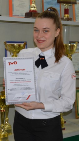 Екатерина с дипломом за победу в номинации «Надежда России» в VI Патриотическом фестивале «Во славу Вашу, Защитники!» 
