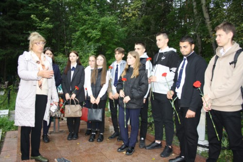 Студенты на могиле Леонида Русских