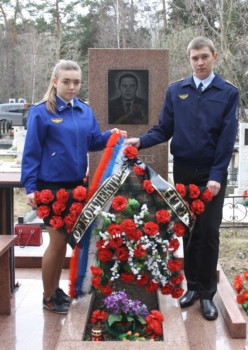 Возложение венков к могиле студента НТЖТ Героя России Леонида Русских