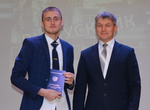 Вручение диплома Данилу Коновалову