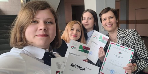 Ефимова Александра, Плотникова Анна, Толстикова Софья и  Марина Владимировна