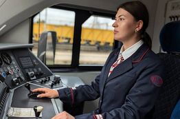 Единственная в Новосибирской области женщина-машинист впервые вышла в рейс